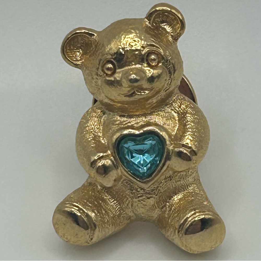 AVON VTG Gold-Tone Teddy Bear Lapel Pin with Heart-Shaped Birthstone (March)